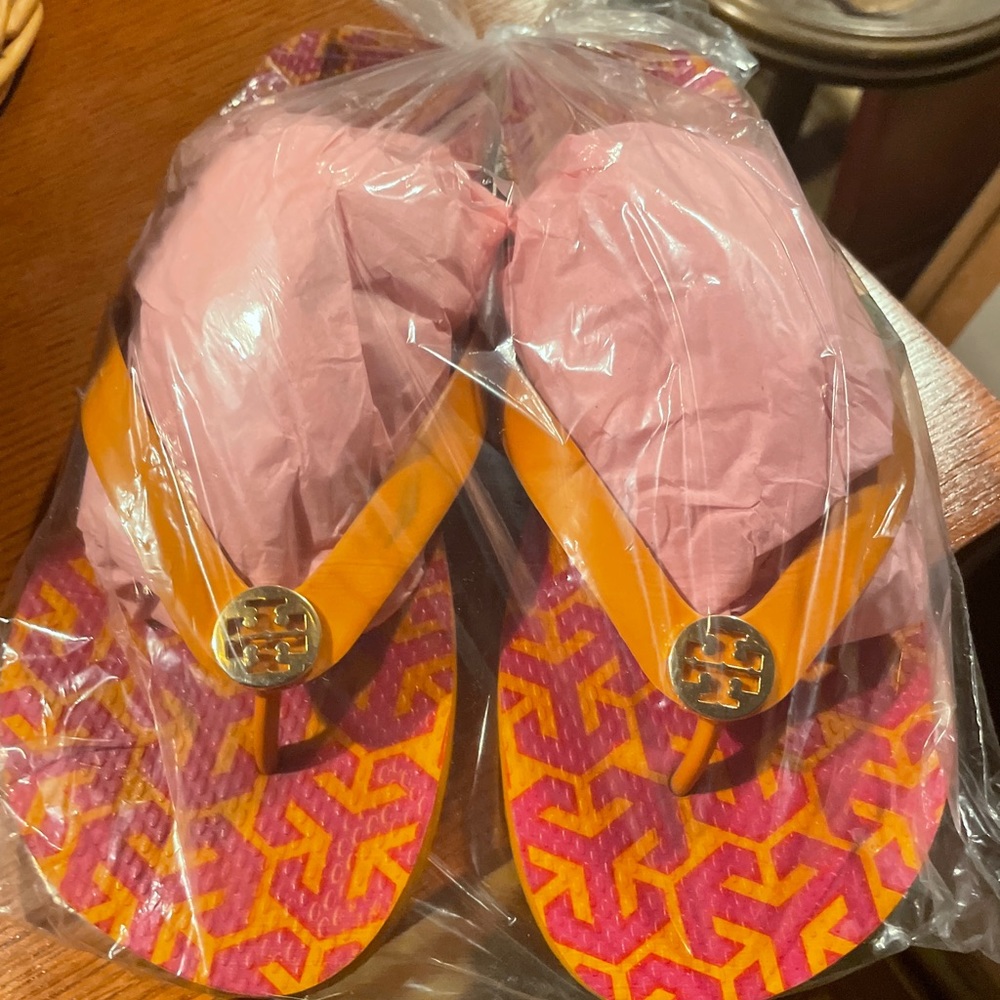 TORI BURCH FLIP FLOPS